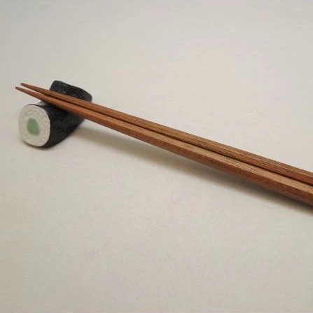 tw-11134207-7r98v-lu5xrinajtcd3a 日本 美濃燒 壽司造型筷架(共兩款)
